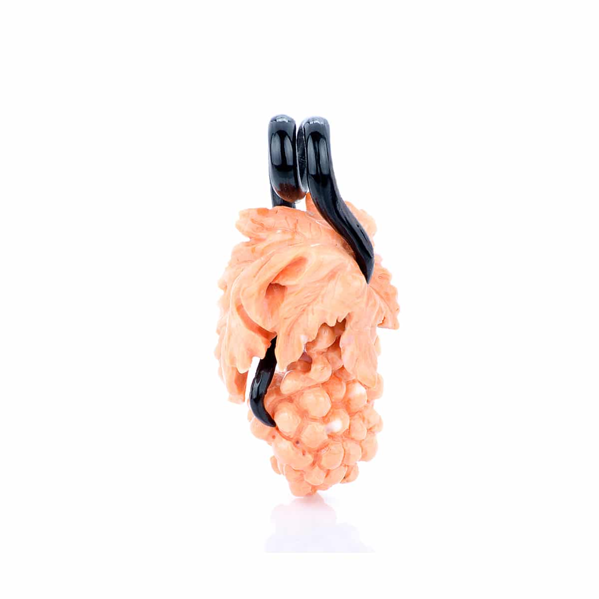 Ciondolo Grappolo d'Uva inciso su Corallo Rosso Cerasuolo e Corallo Nero