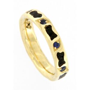 Anello Fede Eoliana Larga in Oro 18kt con lava naturale e zaffiri (24 punti di carato). Artigianale, unico e simbolo di forza e raffinatezza