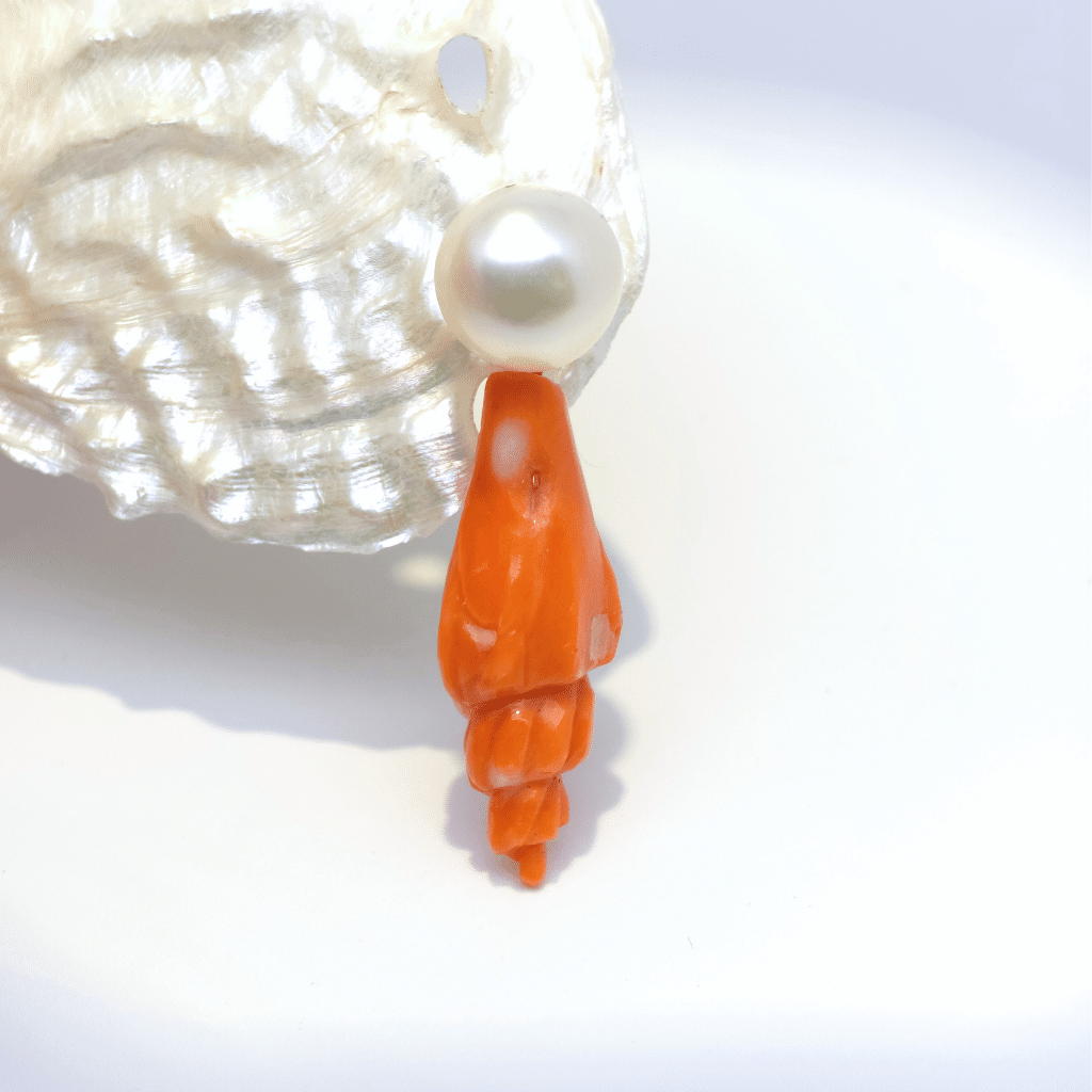 Mono Orecchino Perla con Conchiglia di Corallo | Nesea