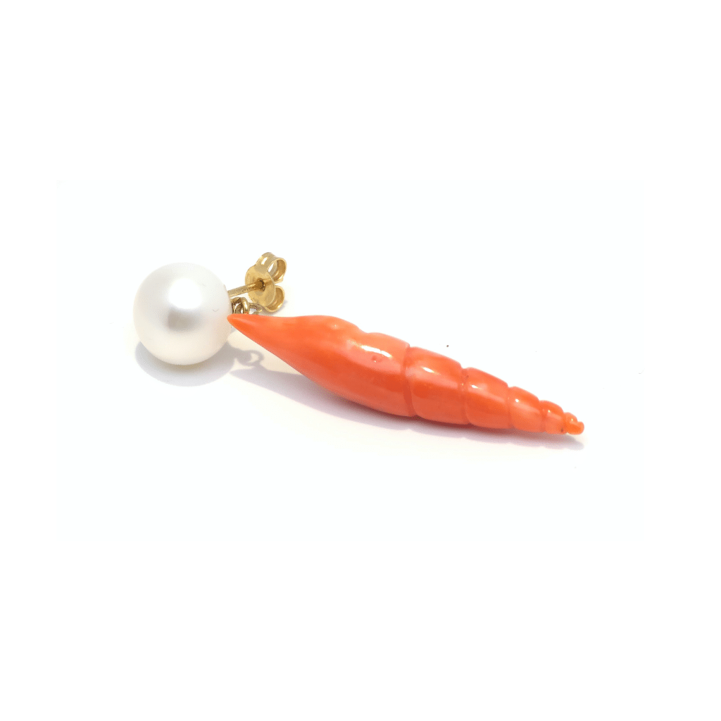 Mono Orecchino Perla con Conchiglia di Corallo Doris con perla d’acqua dolce da 10 mm, conchiglia incisa in Corallo Cerasuolo e montatura in oro 18 kt, Collezione Grandi Classici.
