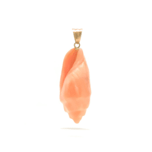 Ciondolo Conchiglia in Corallo Rosa con incisione artigianale, realizzato in Corallium Secundum, con anello passante in oro 18 kt, Collezione Unique.