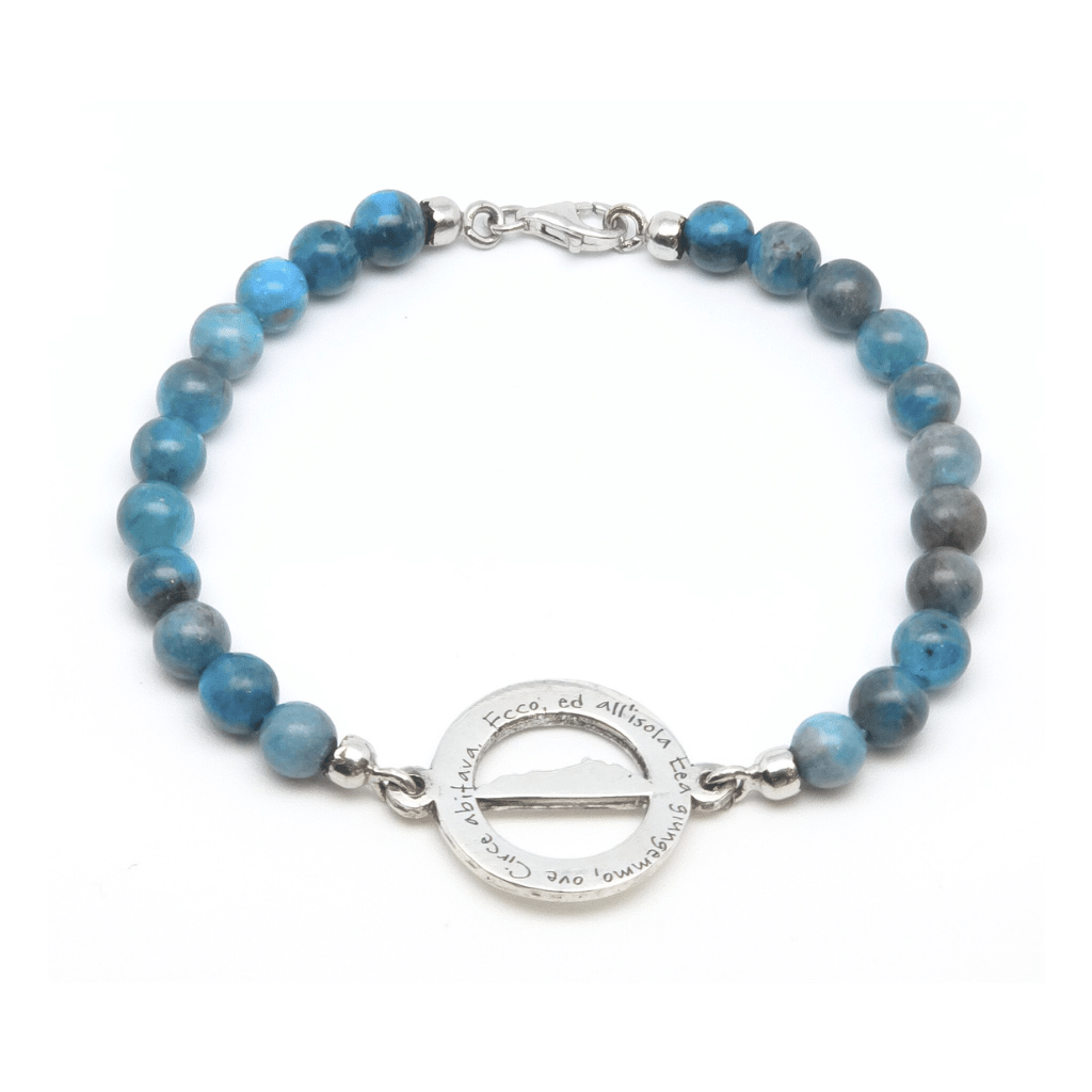 Bracciale Odissea Apatite in Argento: perle di Apatite e centrale Odissea in argento. Simbolo di viaggio e intuizione. Collezione Odissea. Acquista ora!