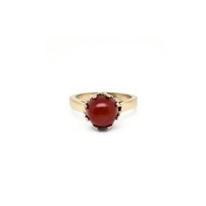 Anello Queen Corniola in Argento Dorato con cabochon tondo da 8 mm e montatura a corona, elegante e raffinato.